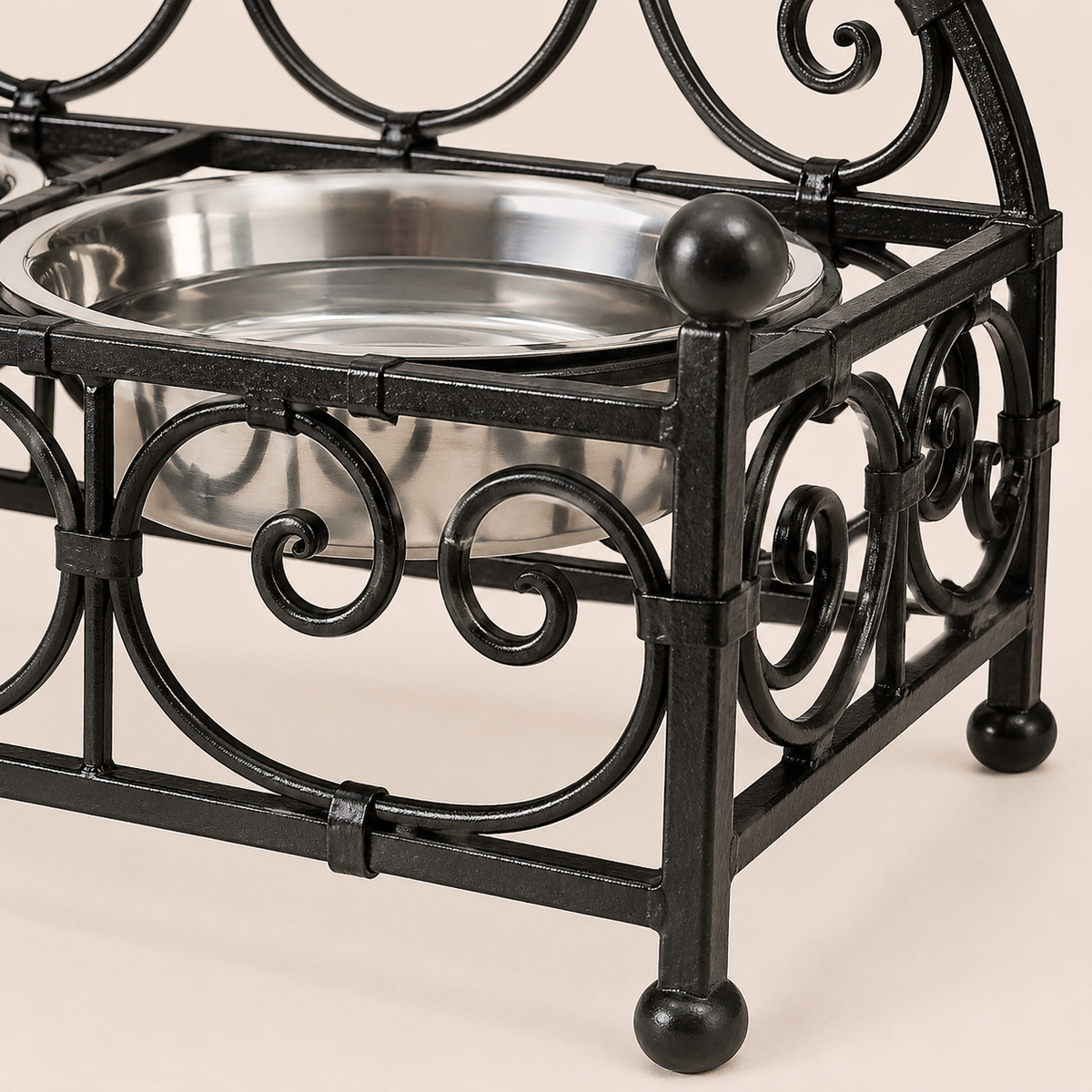 The Windsor Pet Feeder